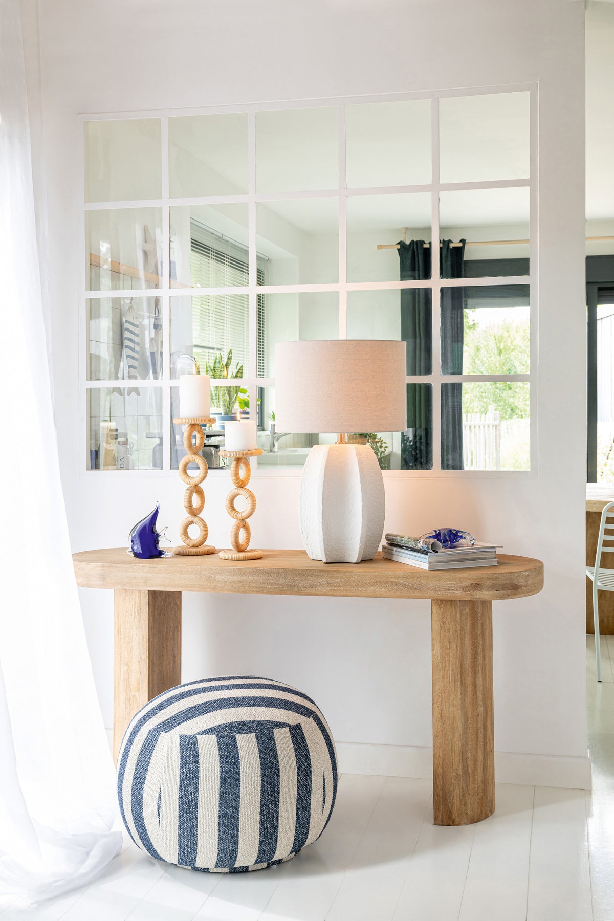Fauteuil avec pouf en tissu rayé bleu/blanc cassé J-Line