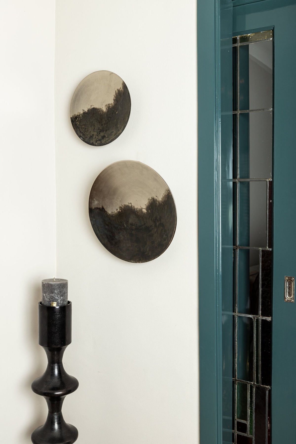 Bougeoir rond en alu Taika Black avec languettes H92cm PTMD