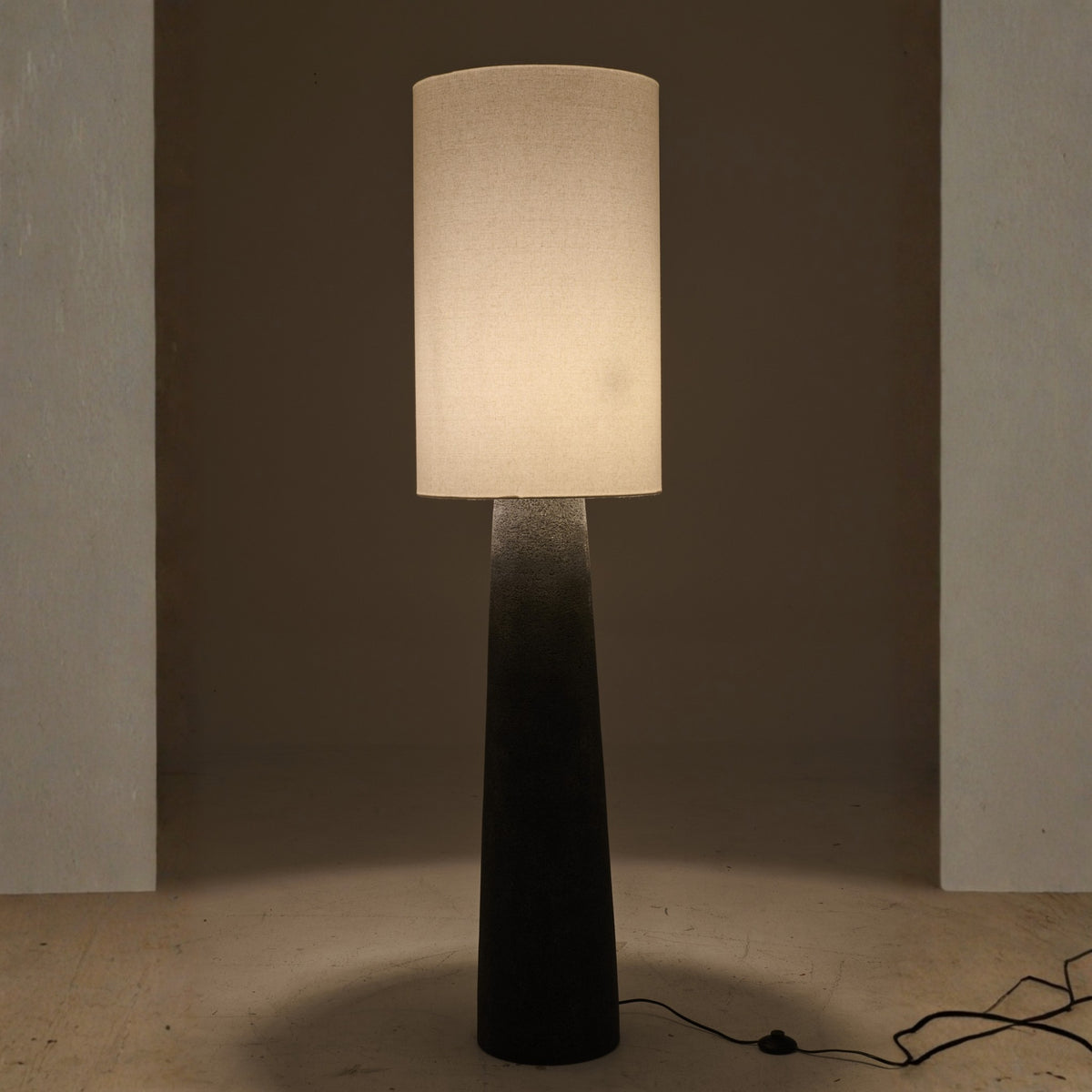 Lampadaire Ava Fibre de verre Noir/Blanc Large J-Line