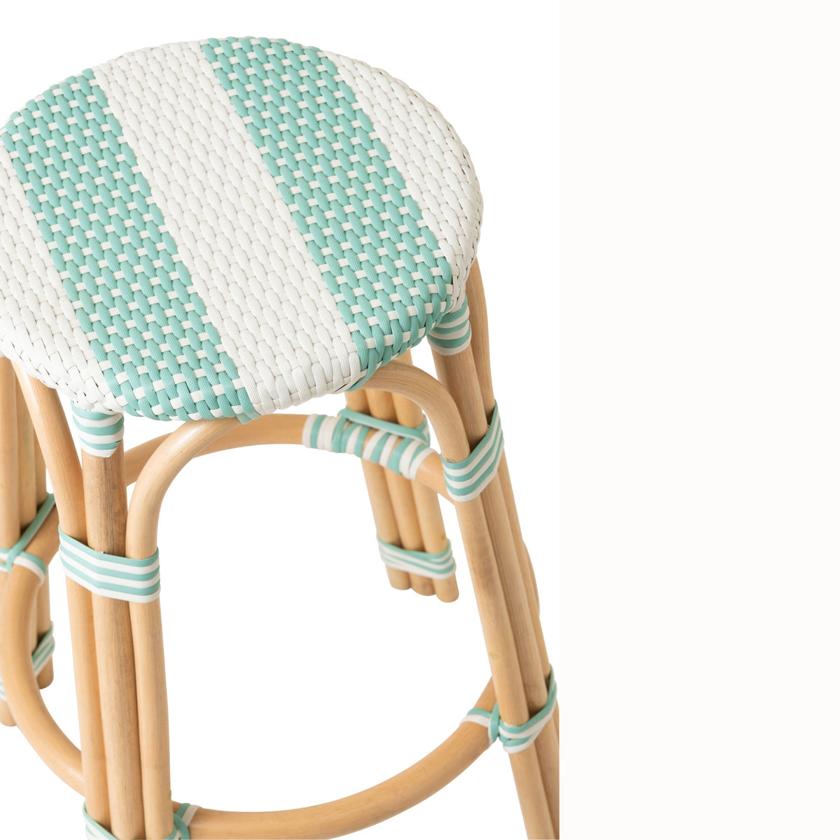 Tabouret de jardin géométrique rond en rotin bleu clair/blanc J-Line