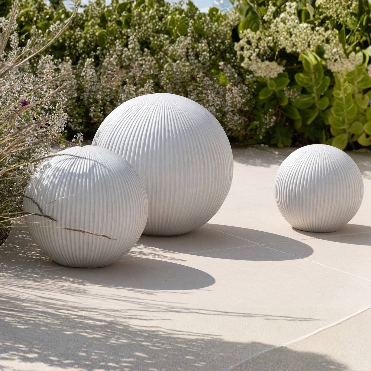 Boule déco en argile blanche moyenne 31,5 x 31,5 x 29,5 cm