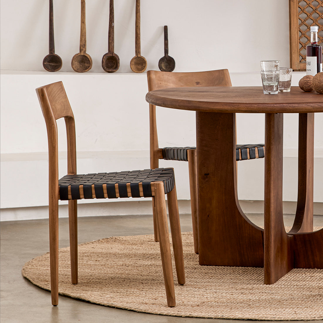 Chaise de salle à manger en teck Freya sans accoudoirs, cuir noir, lot de 2, Raw Materials