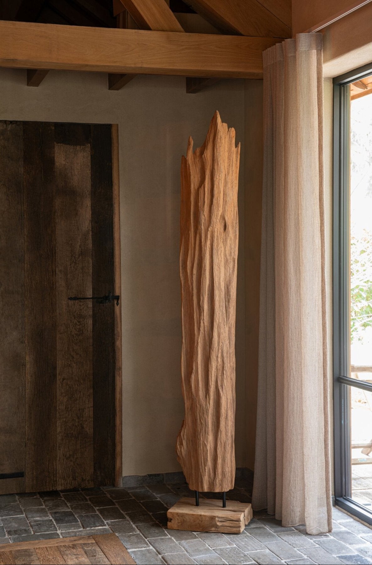 Sculpture abstraite Mira en teck naturel J-Line