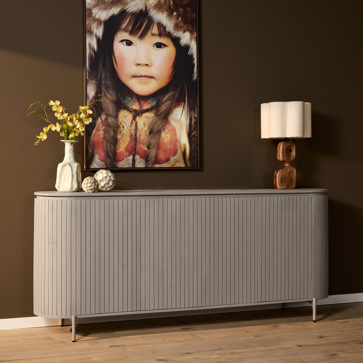 Dressoir Solana van Starfurn in taupe mangohout, 210 cm breed met vier deurtjes