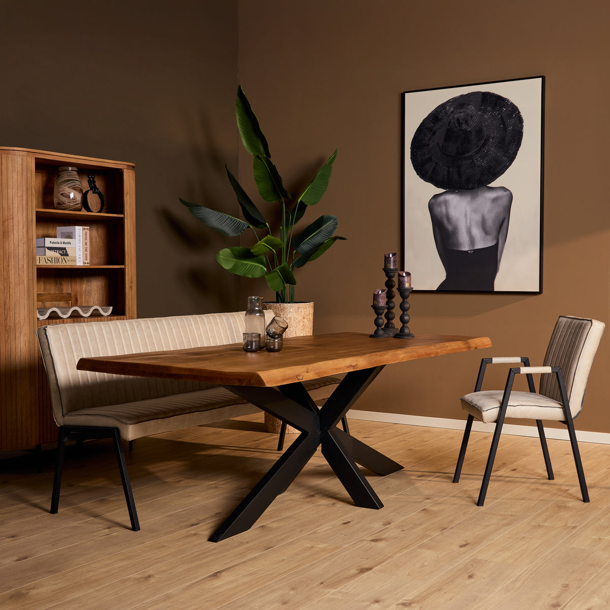 Eettafel Boston Boomstam van Starfurn in een eetkamer, gezien vanaf de zijkant