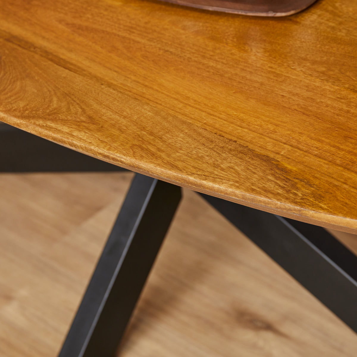 Detail van het 6 cm dikke mangohouten blad van de eettafel Brandy van Starfurn