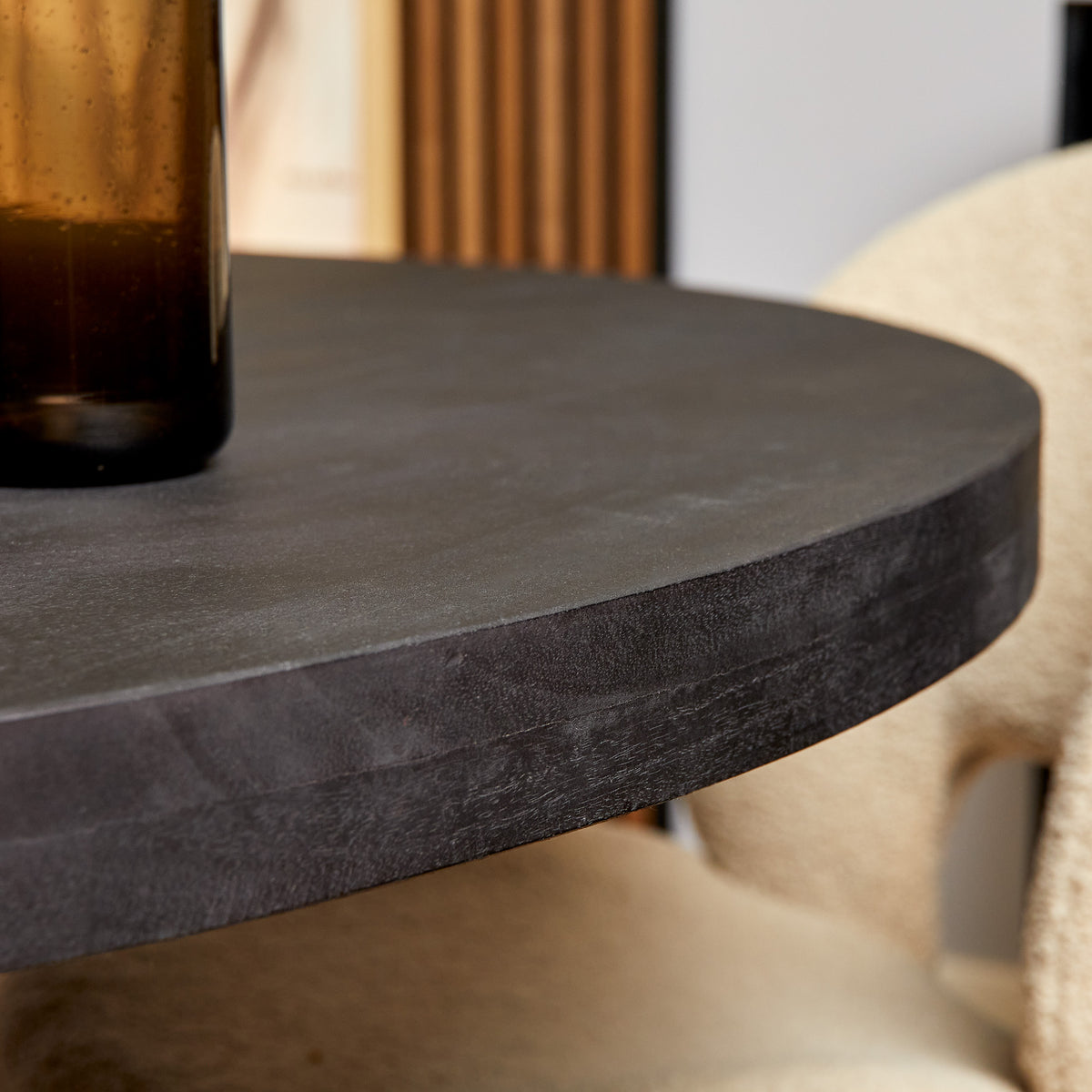 Opgedikt tafelblad van massief mangohout van de zwarte Denver eettafel 140cm van Starfurn