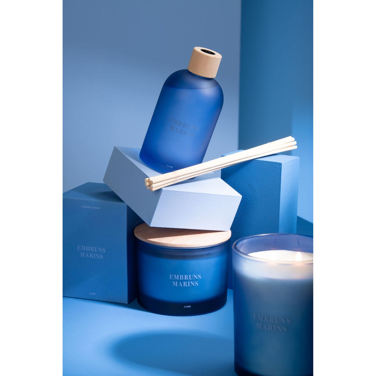 Geurkaars en geurstokjes Accords Essentiels Embruns Marins van J-Line samen gestyled