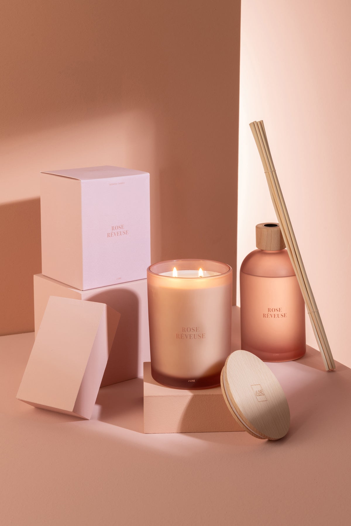 Geurkaars Accords Essentiels Rose Rêveuse 38 Uur - Geurkaars - J-Line - livinglovely.nl