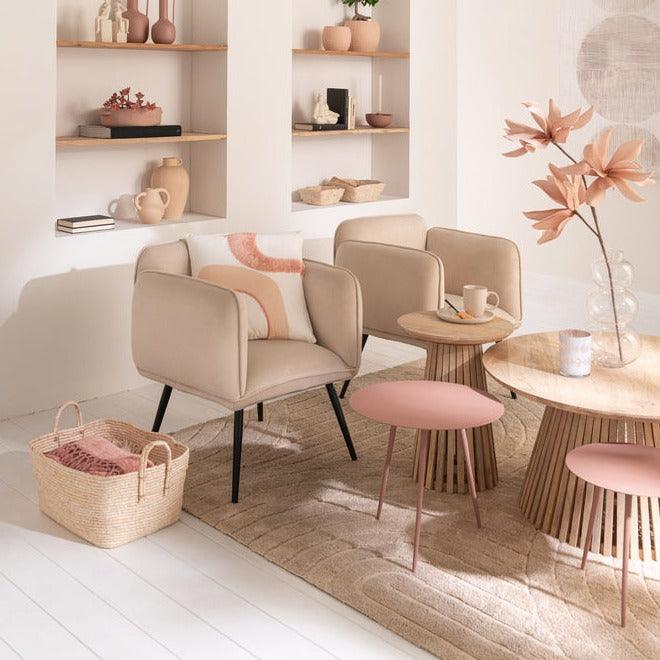Salontafel Vincent naturel van J-Line in een lichte woonkamer met roze fauteuils en bijzettafel
