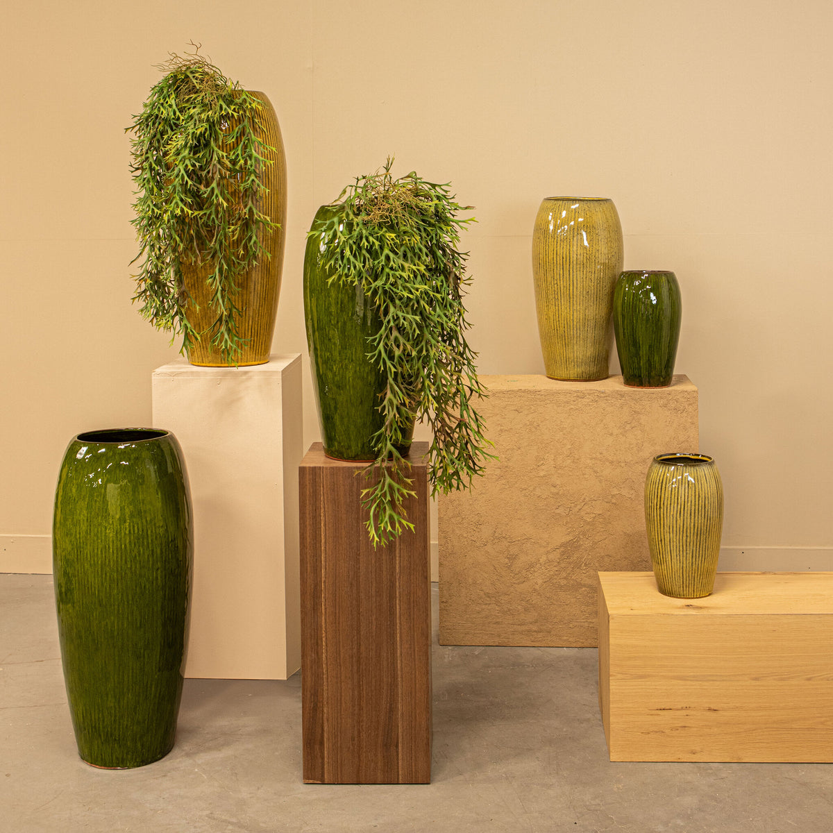 Tamica Dark Green Ceramic Pot M van PTMD, packshot vanuit een andere hoek op witte achtergrond