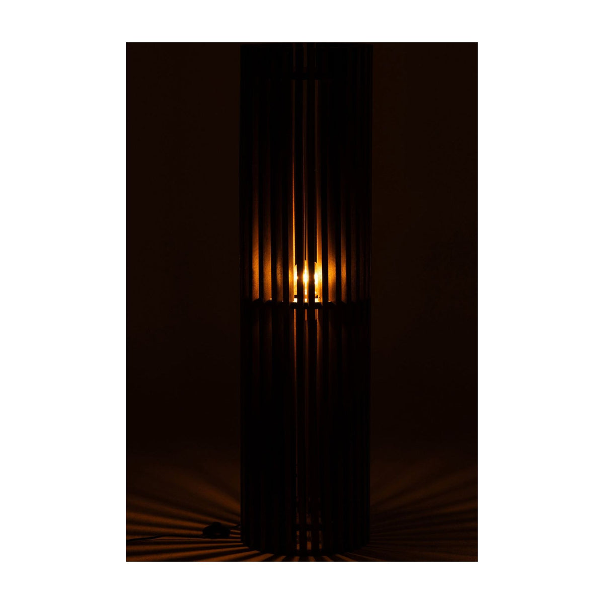 Lampadaire en bois de manguier cannelé marron foncé J-Line