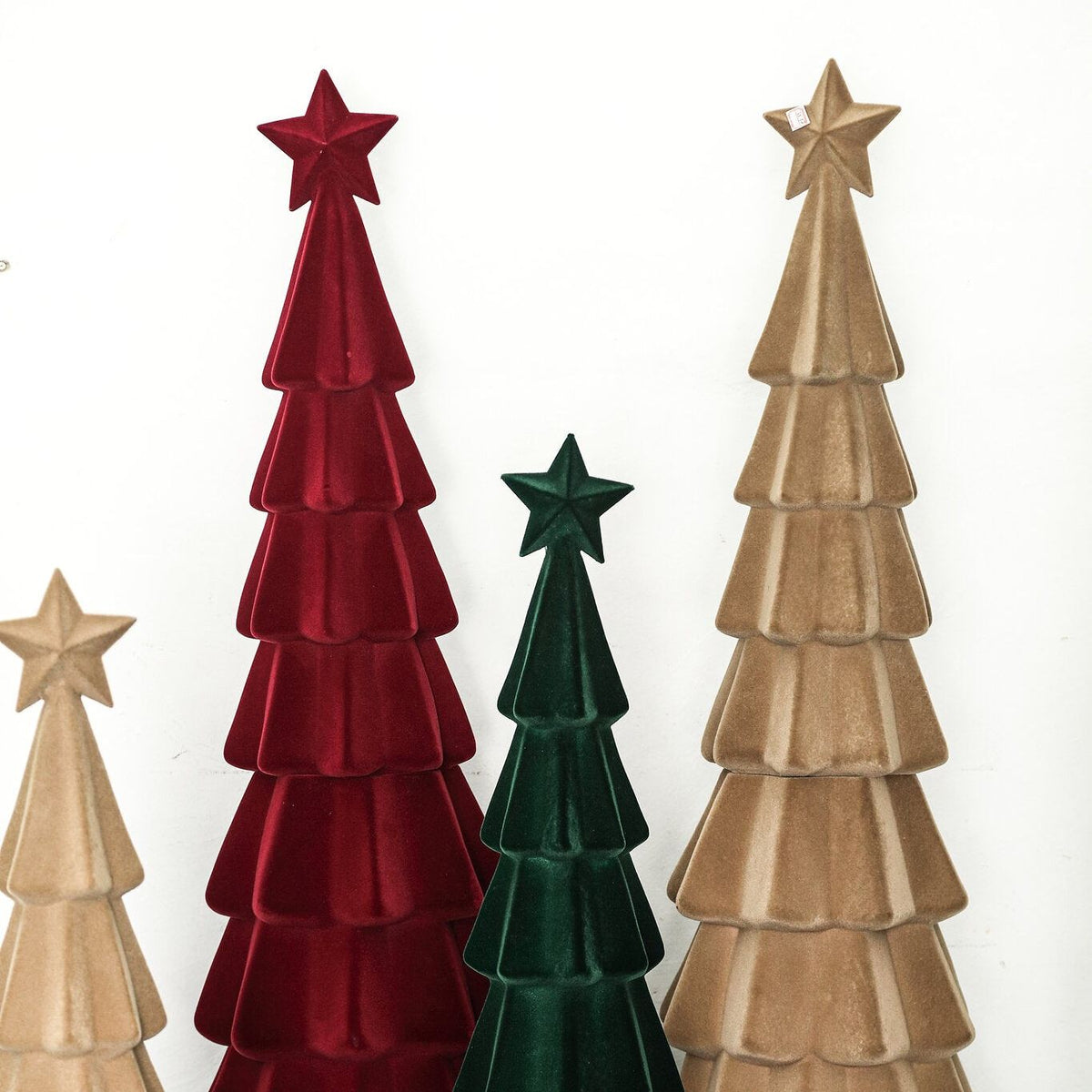 Yule Kerstboom Gelaagd Donkergroen Large van PTMD, gelaagde kerstbomen in bordeaux, groen en beige naast elkaar