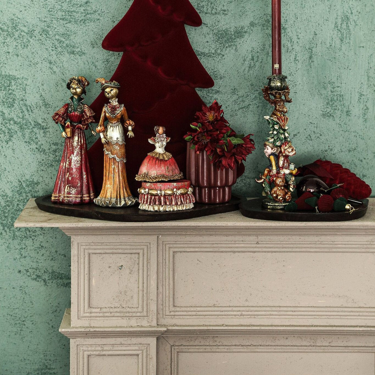 Yule Kerstboom Ovaal Bordeaux Large van PTMD, sfeerbeeld met het bordeaux kerstboombeeld als kerstdecoratie op een dressoir