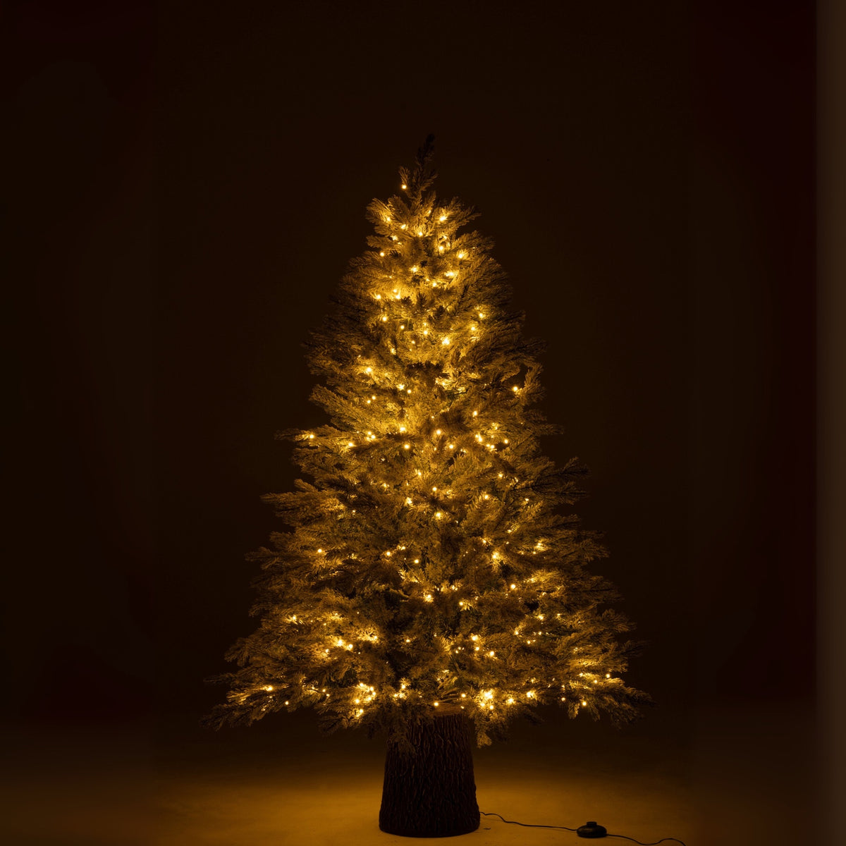 Sapin de Noël 600 LED Support en bois Enneigé Artificiel Vert foncé J-Line