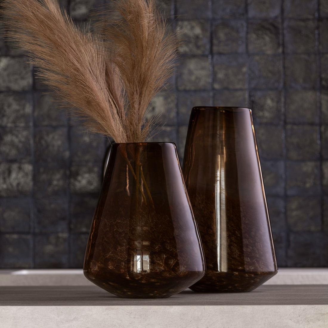 Vase en verre marron foncé Cone Large J-Line