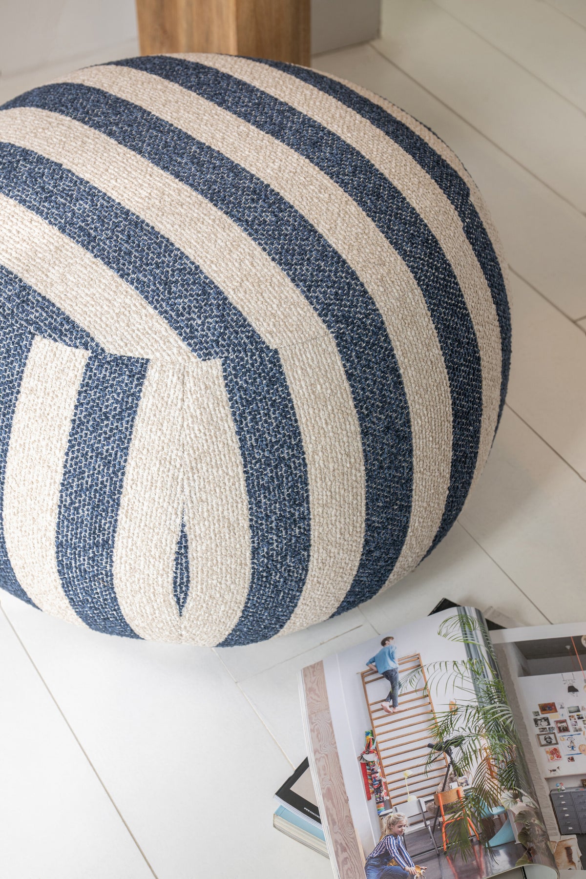 Fauteuil avec pouf en tissu rayé bleu/blanc cassé J-Line