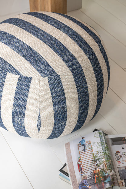 Fauteuil avec pouf en tissu rayé bleu/blanc cassé J-Line