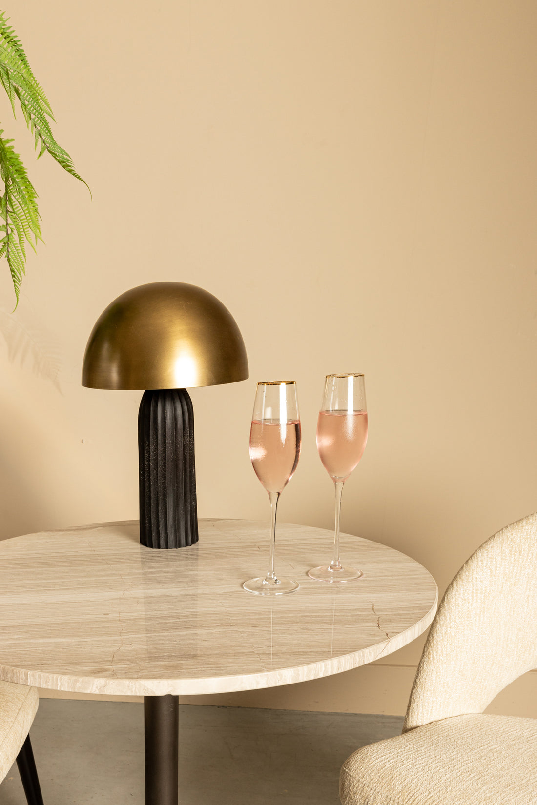 Table de bistrot Plaza ronde en marbre blanc avec piètement taupe PTMD