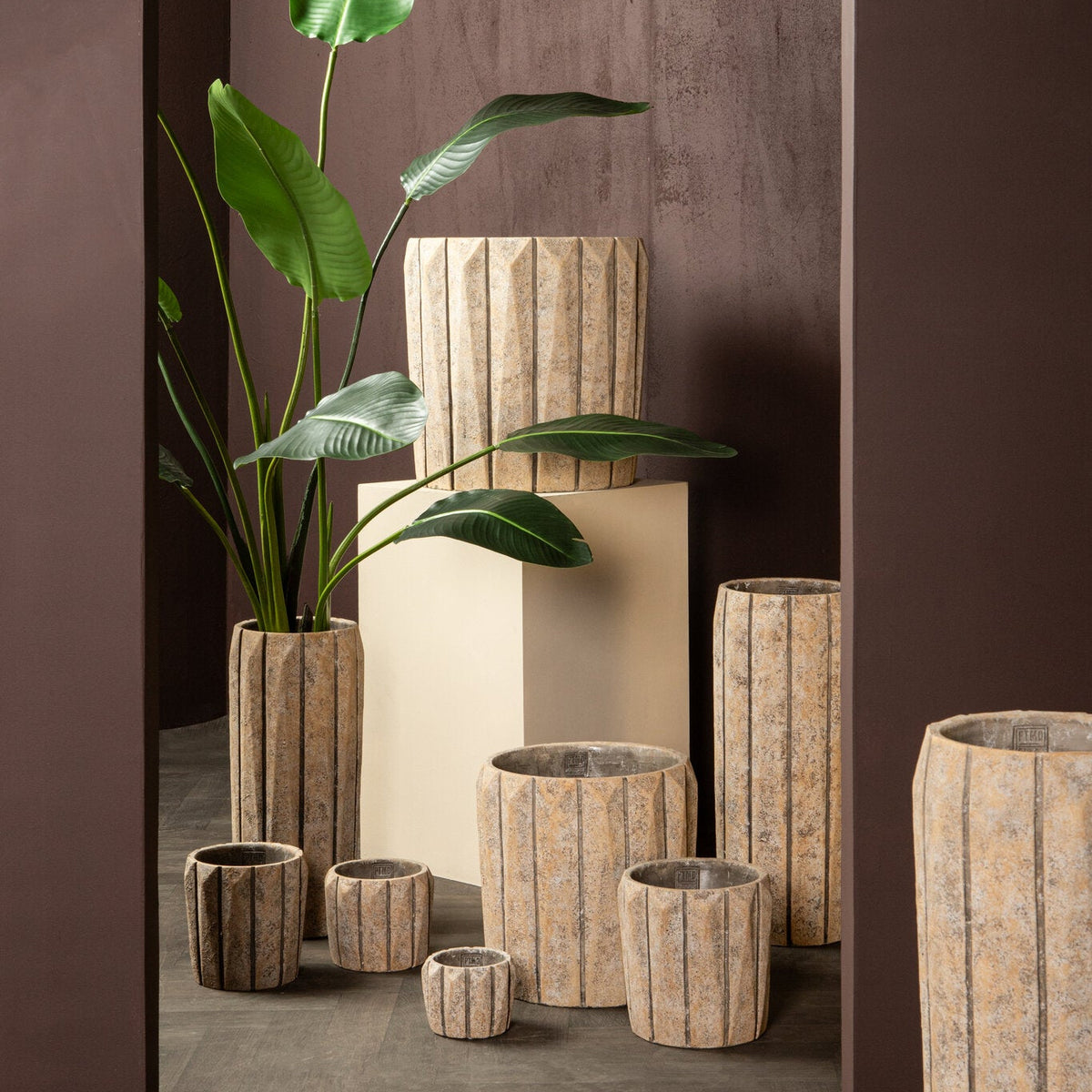 Imani Taupe Pot Rond en Ciment avec Lignes Grand L PTMD