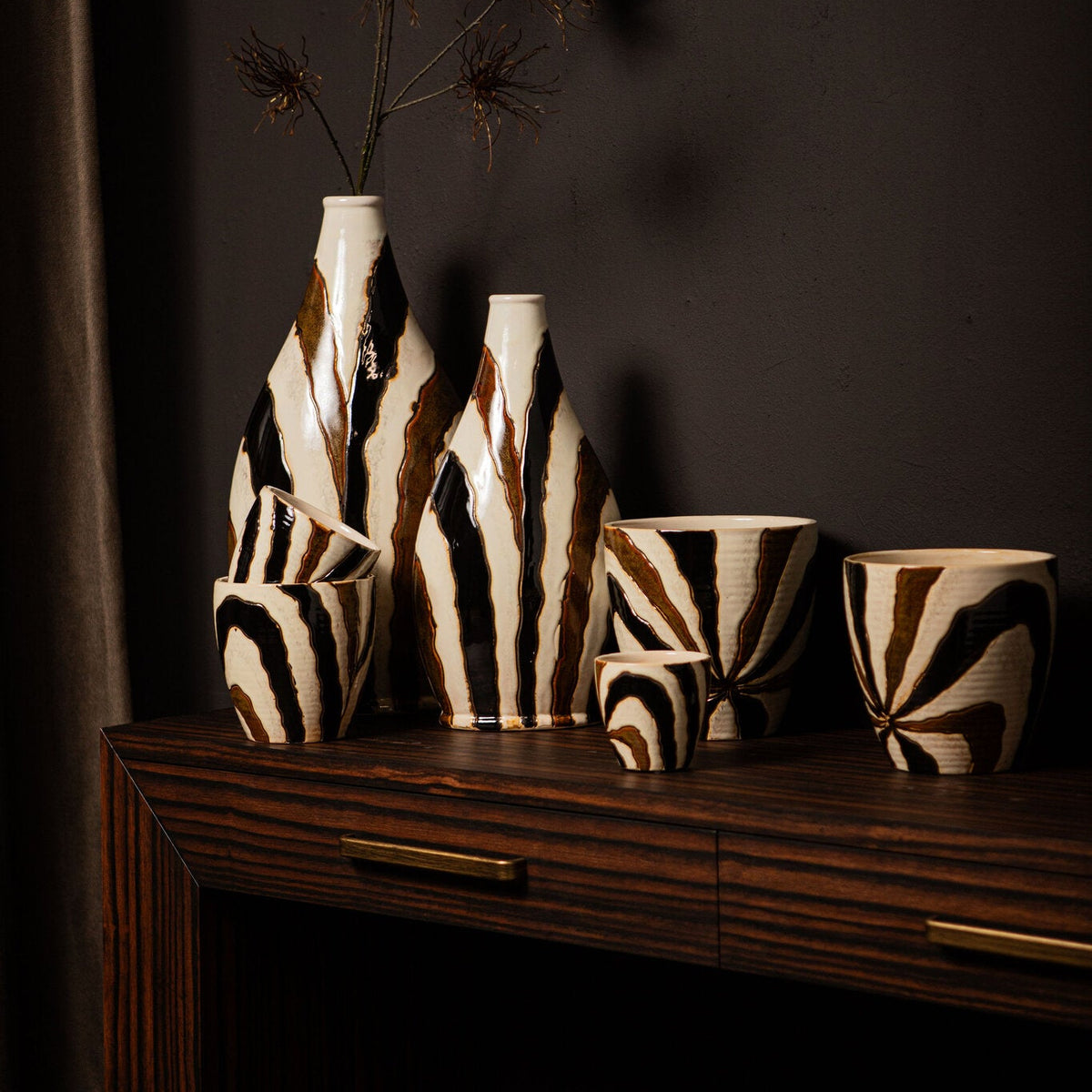 Vase ovale en céramique marron foncé Evelin à lignes S 23x15x44,5 cm PTMD