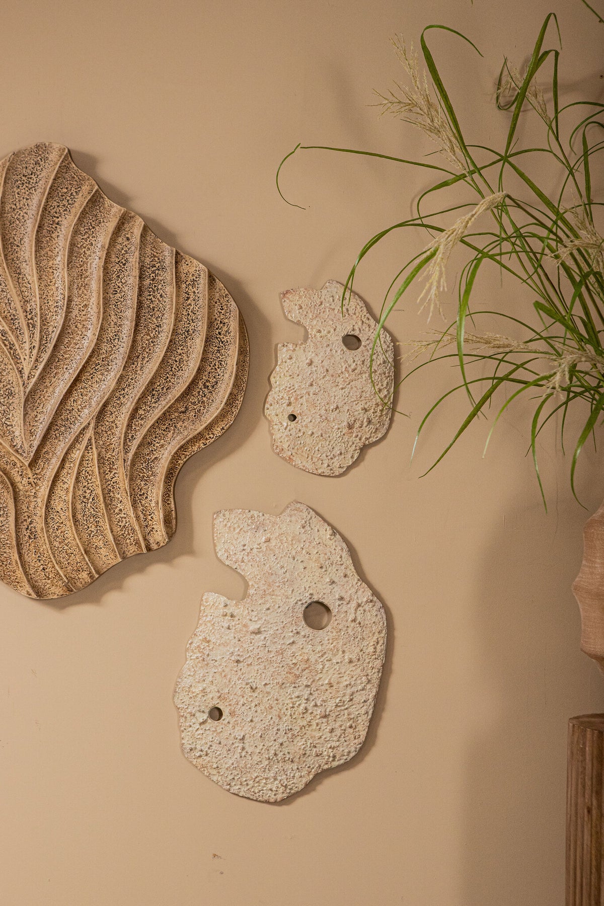 Panneau mural Enrike en aluminium brut coulé beige Large PTMD