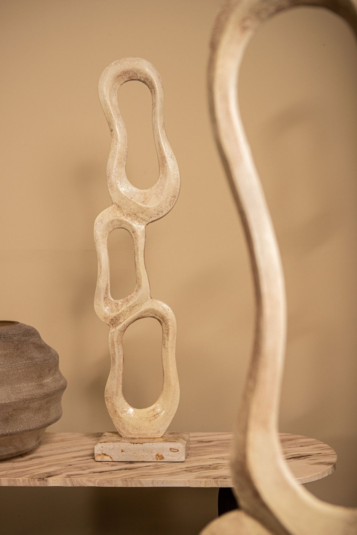 Statue Camare Design Abstrait Aluminium Coulé Beige Large PTMD