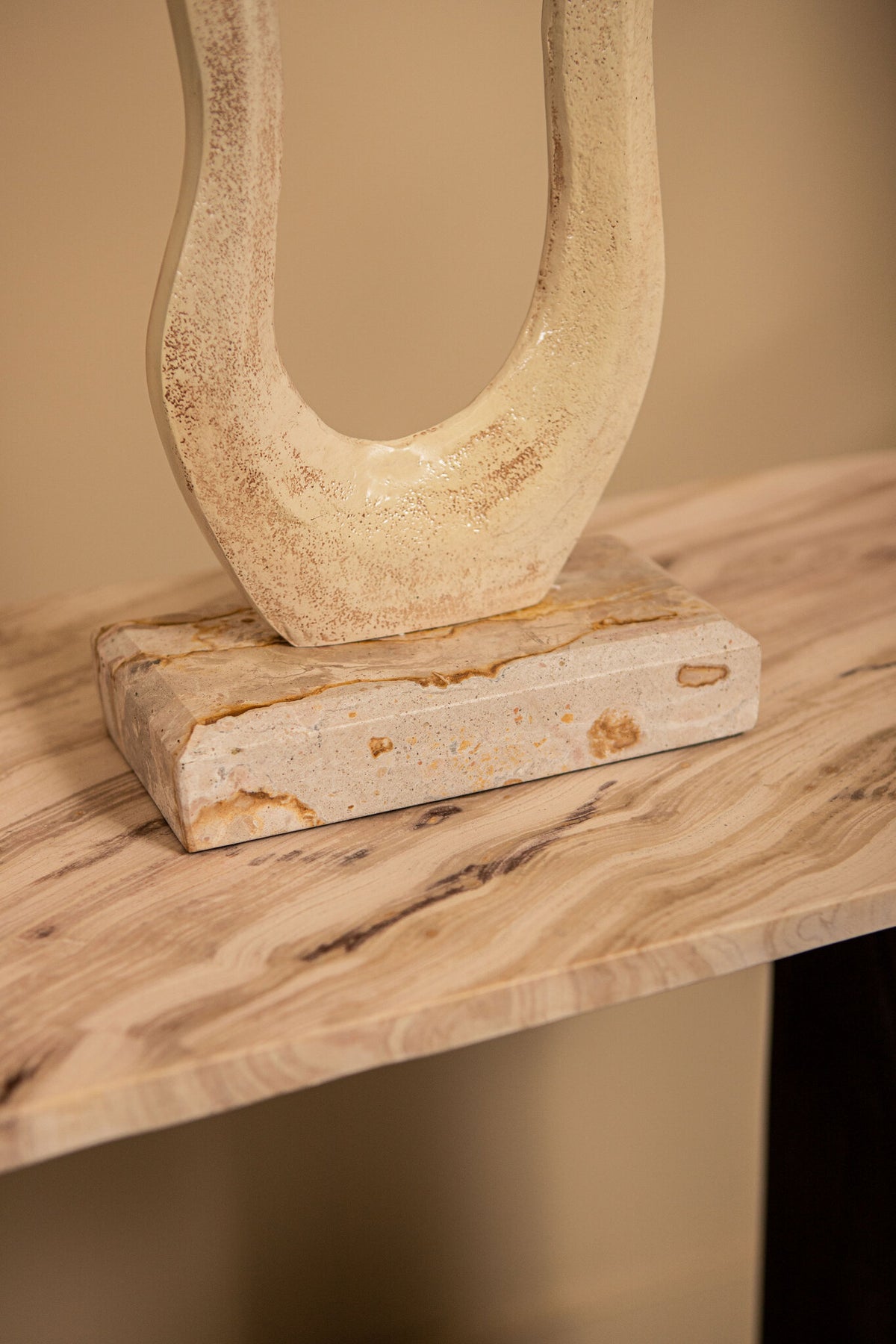 Statue Camare Design Abstrait Aluminium Coulé Beige Petit PTMD