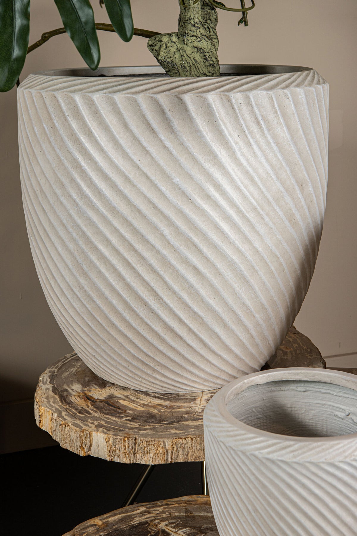 Pot rond bas Nikol beige GRC motif ondulé SV3 PTMD