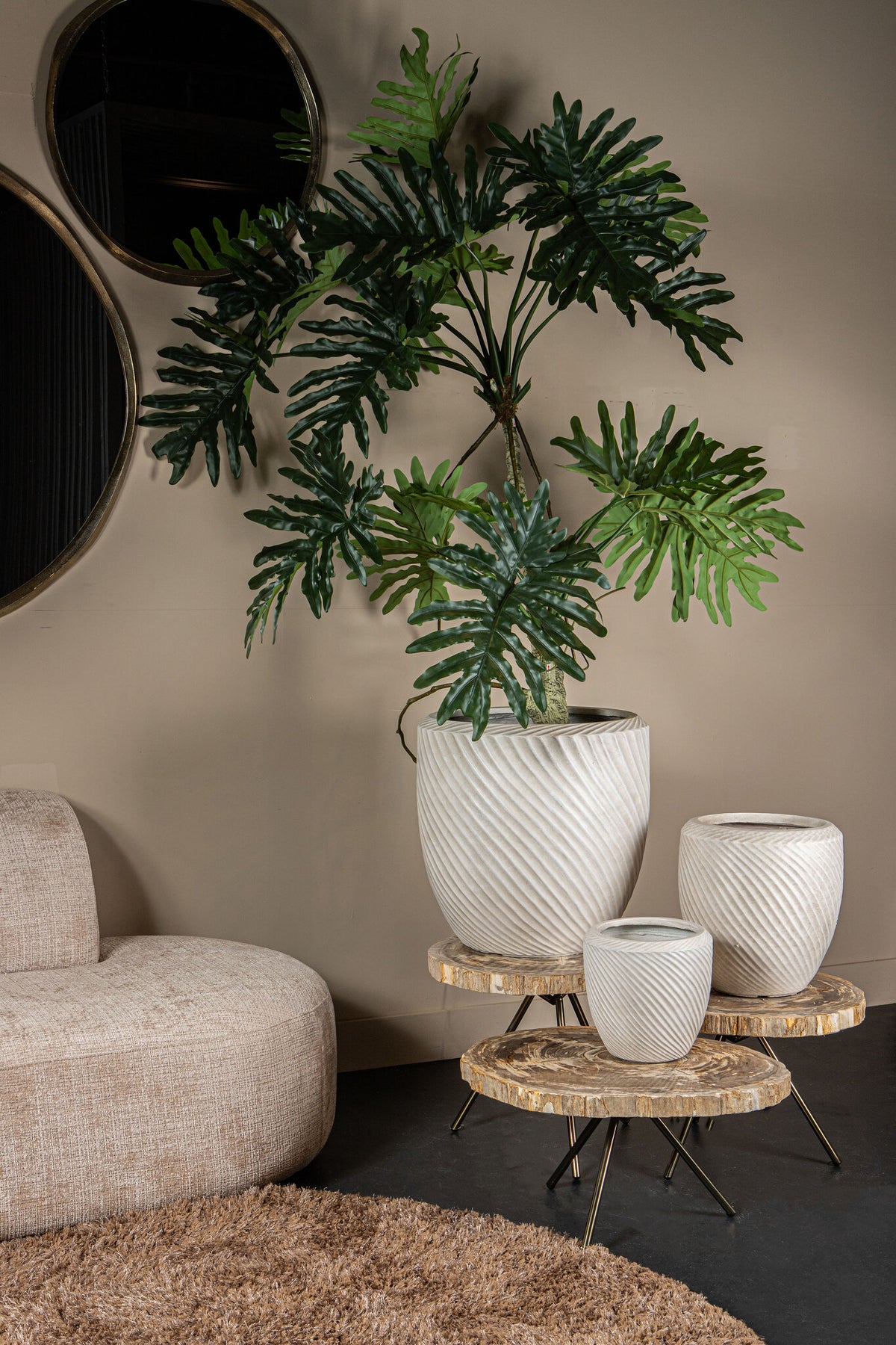 Pot rond bas Nikol beige GRC motif ondulé SV3 PTMD