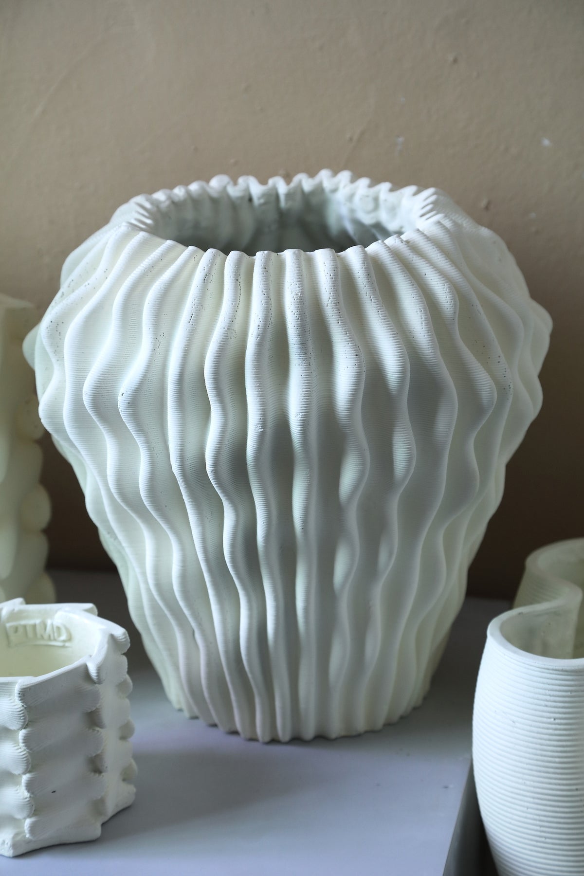 Vase rond Barren en ciment blanc, motif ondulé 3D, L PTMD