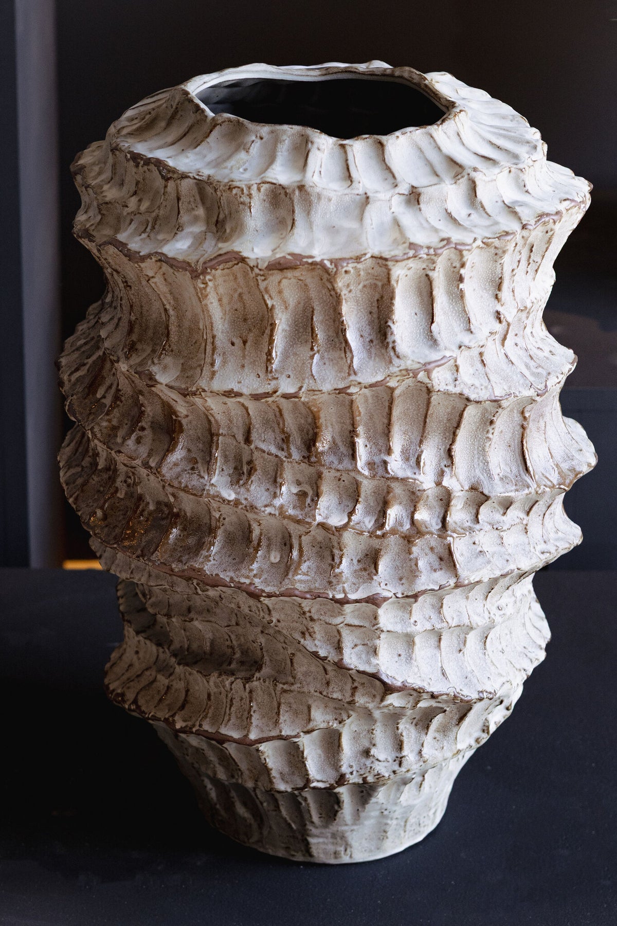 Vase rond ondulé côtelé en céramique beige Talan B PTMD