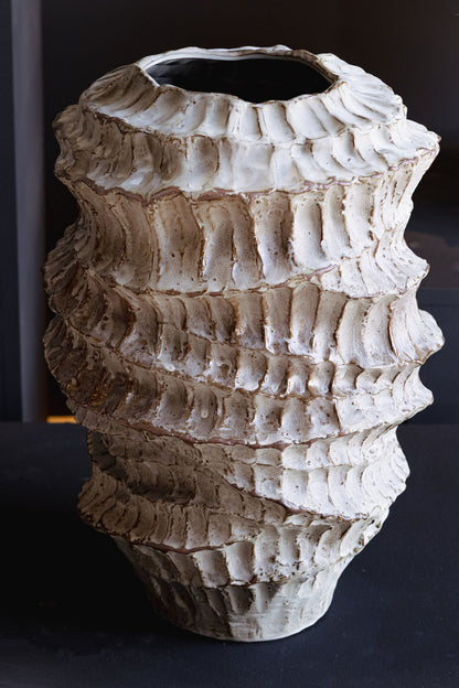 Vase rond ondulé côtelé en céramique beige Talan B PTMD