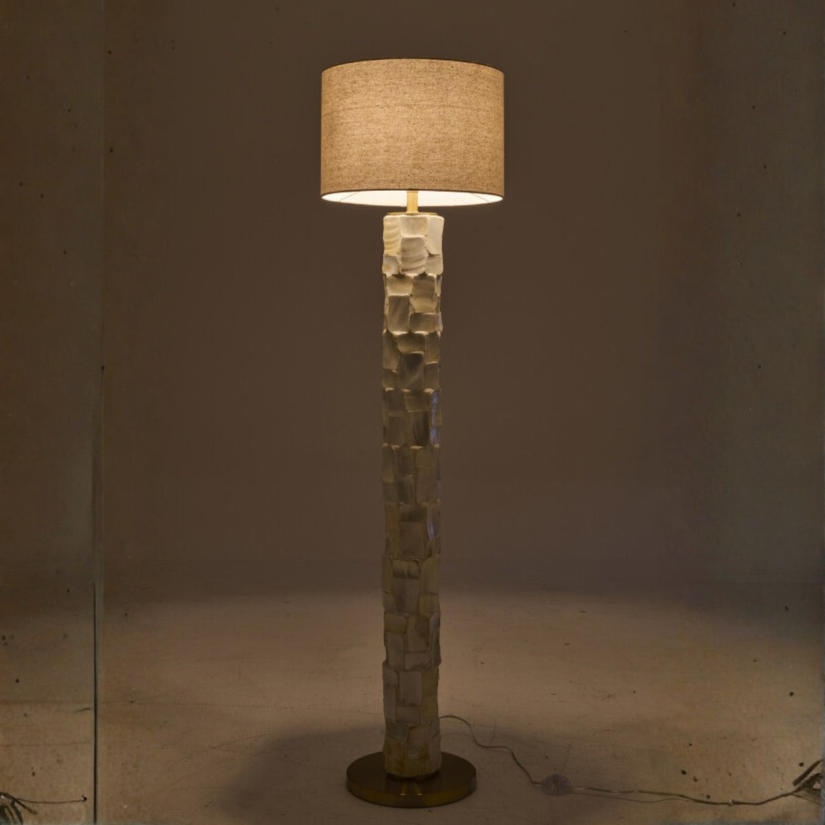 Lampadaire effet nacré coquillage blanc cassé/beige clair J-Line