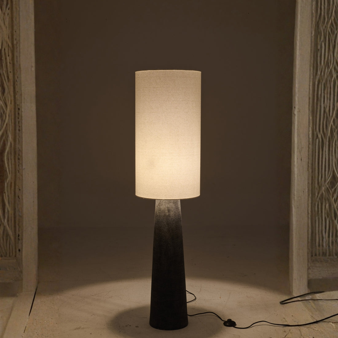 Lampadaire Ava en fibre de verre noir/blanc, taille moyenne, J-Line