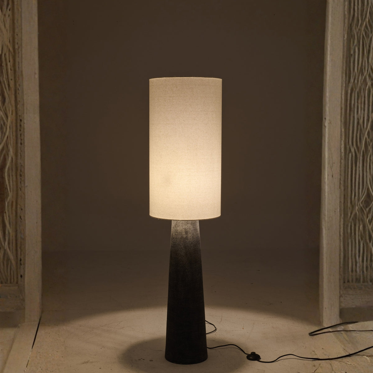 Lampadaire Ava en fibre de verre noir/blanc, taille moyenne, J-Line