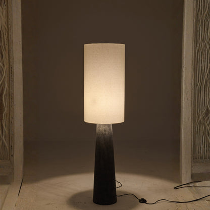 Lampadaire Ava en fibre de verre noir/blanc, taille moyenne, J-Line