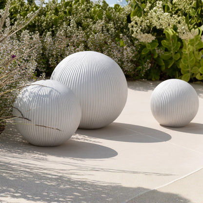 Boule déco en argile blanche moyenne 31,5 x 31,5 x 29,5 cm