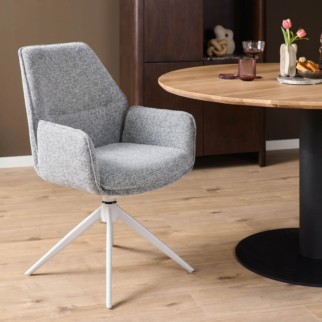 Chaise de salle à manger Hera en tissu gris avec accoudoirs Starfurn