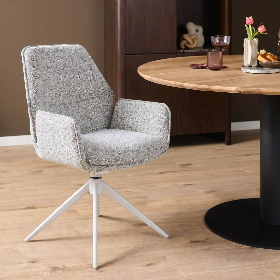 Chaise de salle à manger Hera en tissu gris clair avec accoudoirs Starfurn
