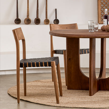 Chaise de salle à manger en teck Freya sans accoudoirs, cuir noir, lot de 2, Raw Materials