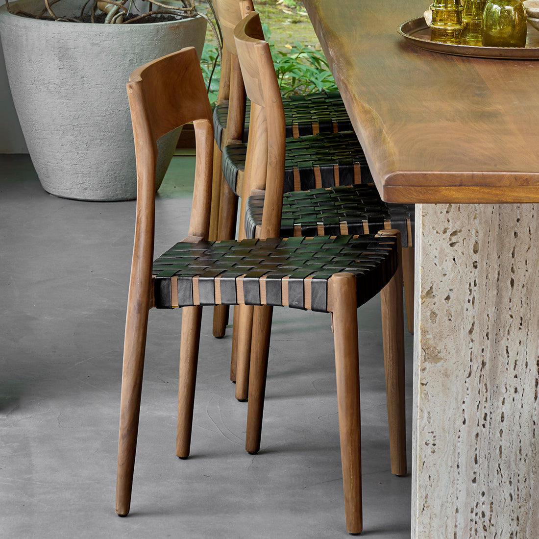 Chaise de salle à manger en teck Freya sans accoudoirs, cuir noir, lot de 2, Raw Materials