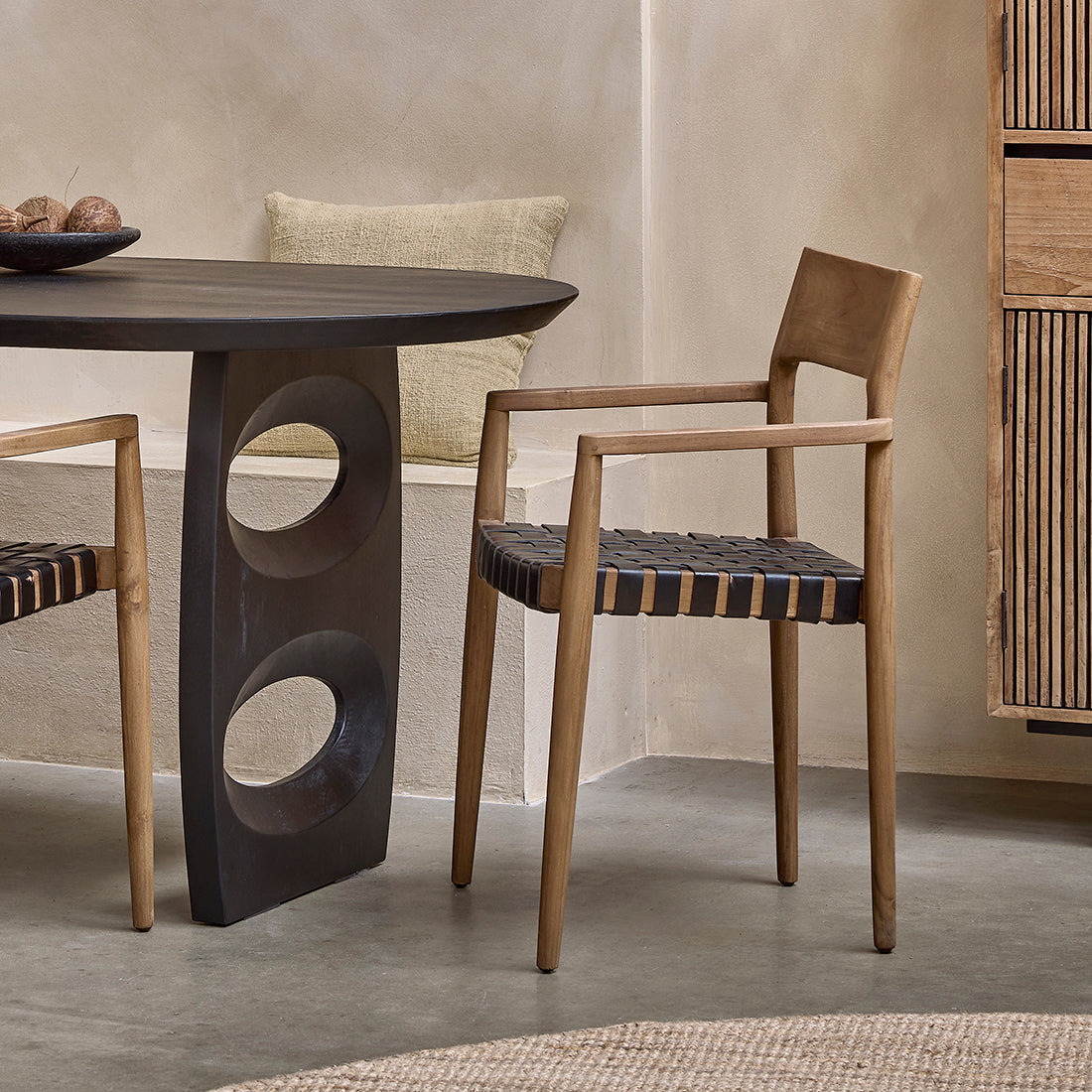 Chaise de salle à manger Freya avec accoudoirs, cuir noir, lot de 2, Raw Materials