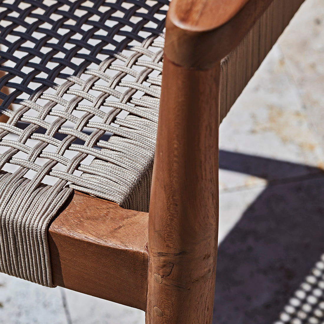 Chaise de salle à manger en teck Freya avec accoudoirs naturel lot de 2 Raw Materials