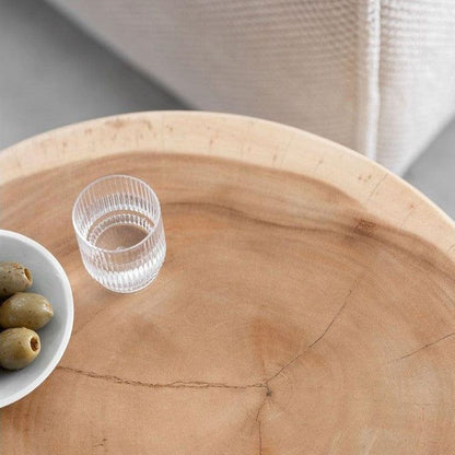 Bijzettafel Puro small in suar hout naturel in de woonkamer