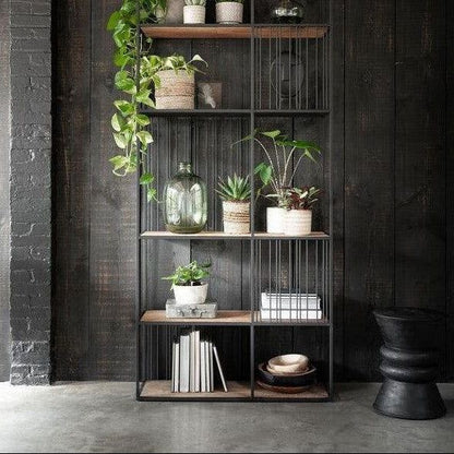 Bijzettafel Ring Ring van zwart suar hout in een interieur