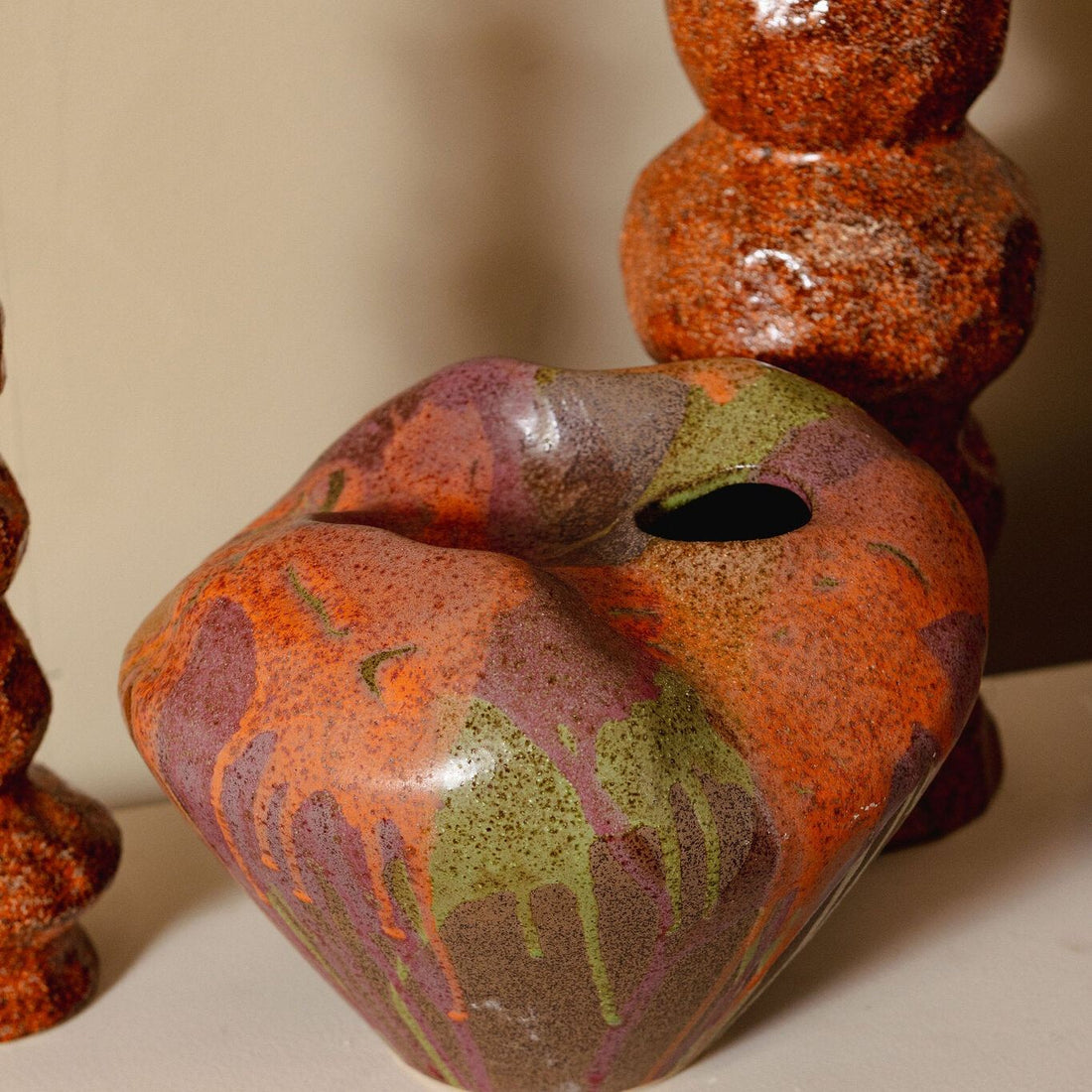 Dangelo Vaas Keramiek Roodbruin Extra Large van PTMD, sfeerbeeld met warme styling in huis
