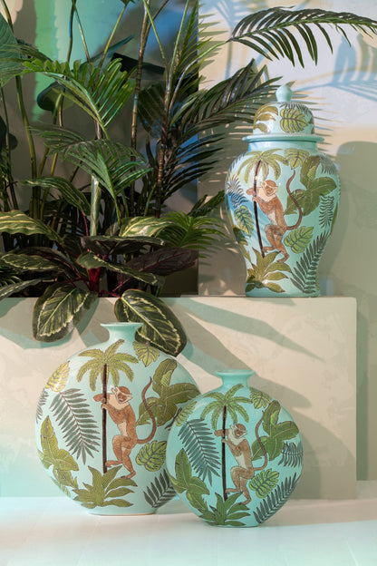 Sfeerfoto van de decoratieve kruik aap van J-Line in het interieur