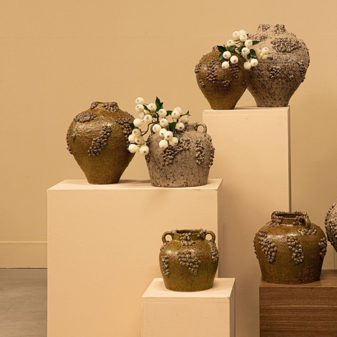 Deisy Green Ceramic Jar Shaped Vase Rough Coral S van PTMD, groene keramische vaas in een sfeervolle interieursetting