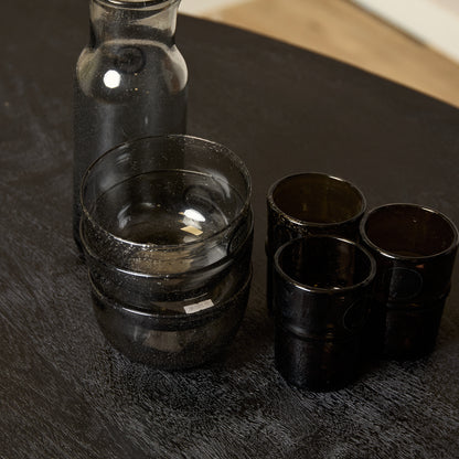 Detail van het licht gezandstraalde zwarte tafelblad van de eettafel Brandy van Starfurn